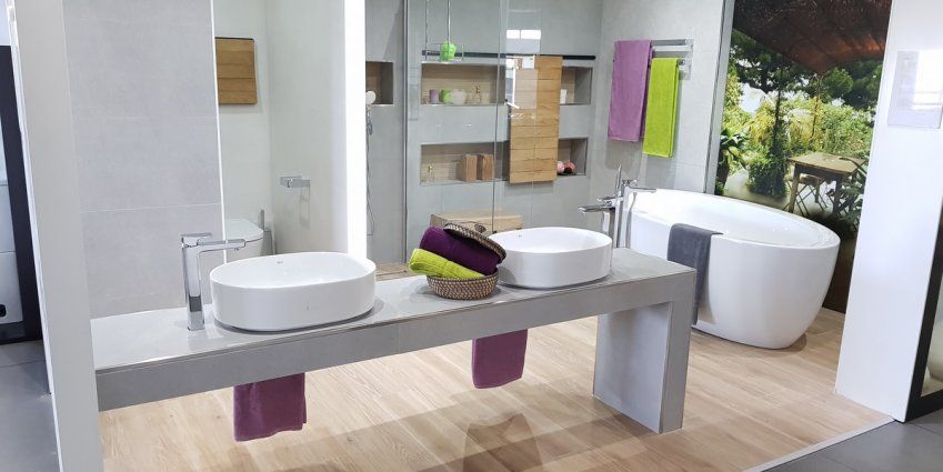 DUSCHOLUX SPAIN MAMPARAS DE BAÑO A MEDIDA: Baldas o estanterías abiertas,  tendencia en el baño