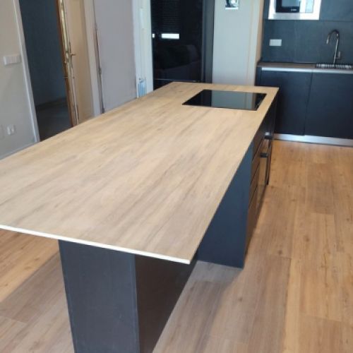 Cocina de Fergon con encimera de isla Laminan color Legno Sabbia