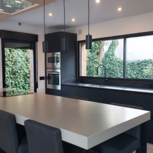 Cocina de Fergom Negro Mate con encimera en isla de Silestone 8cm Rougi Suede