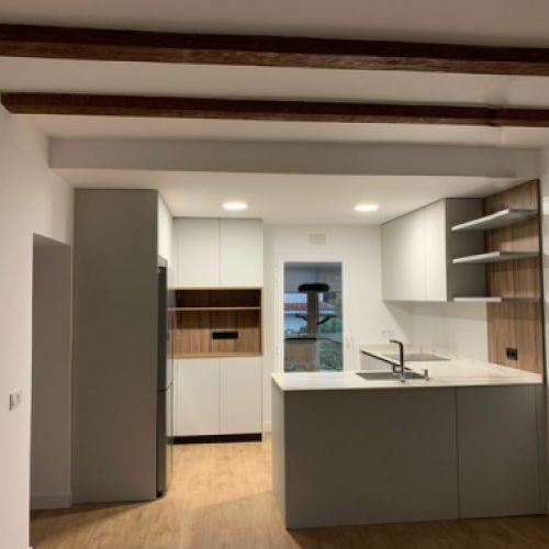 Cocina de Delta laminado gris combinado con laminado olmo rubaix