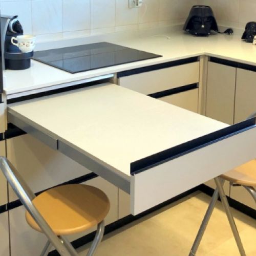 Cocina de Fergon acabado cachemire con laminado madera eucalipto albufera